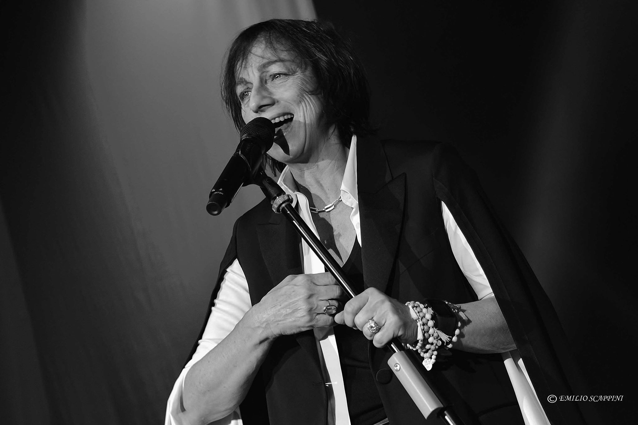 GIANNA NANNINI TANTA PAURA PER LA CADUTA SUL PALCO MA ORA STA BENE