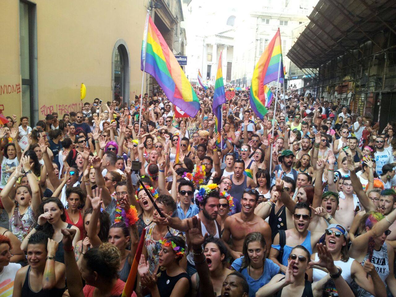 LA SFILATA DEL "GAY PRIDE" APRE L'"ESTATE SPETTACOLO" DEL PORTO ANTICO