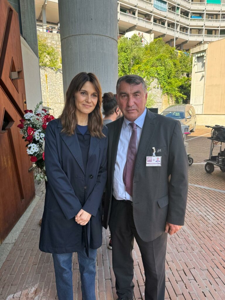 Paola Cortellesi con un operatore Asef